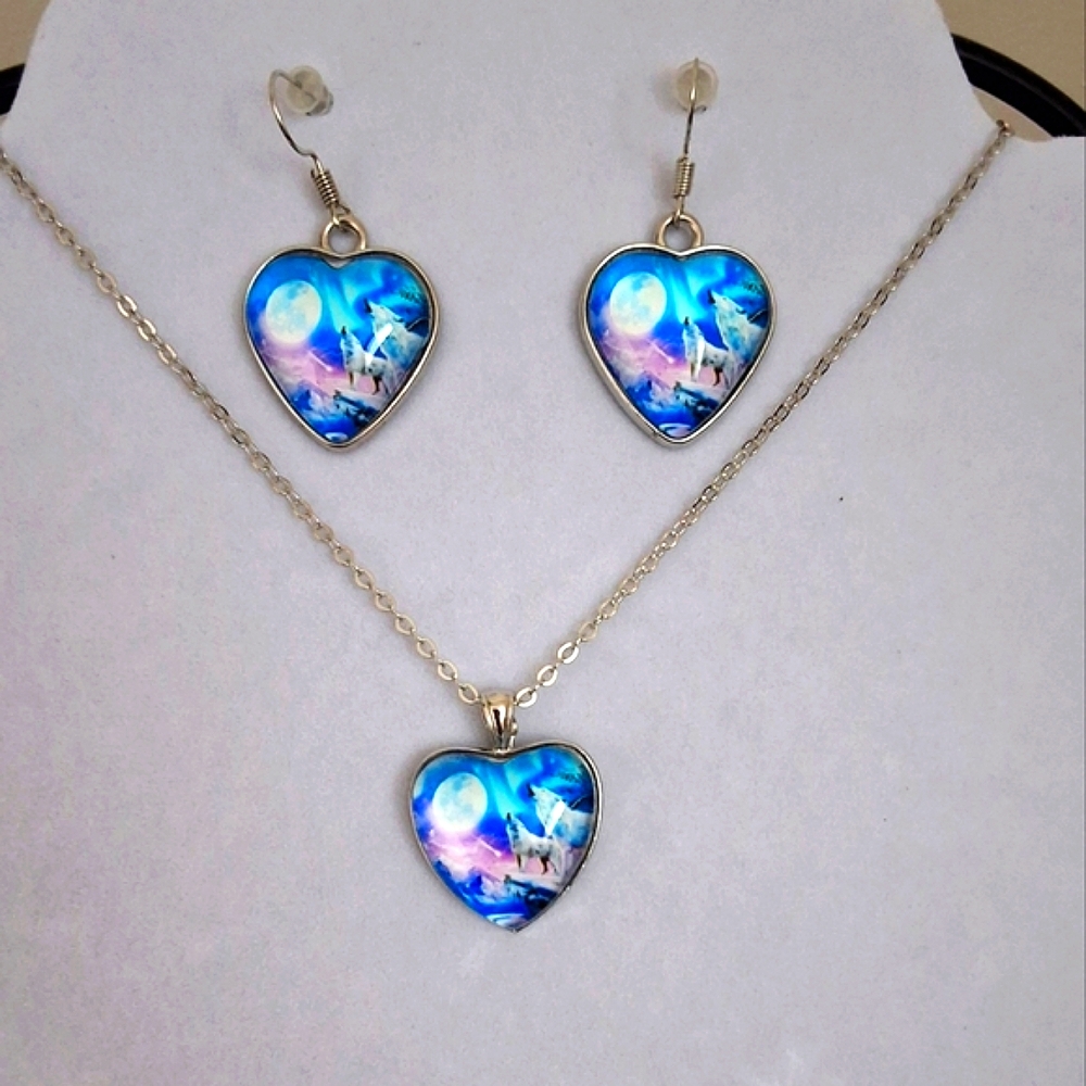 💥SALE💥White Wolves Heart Shape Earrings & Necklace Set NEW
